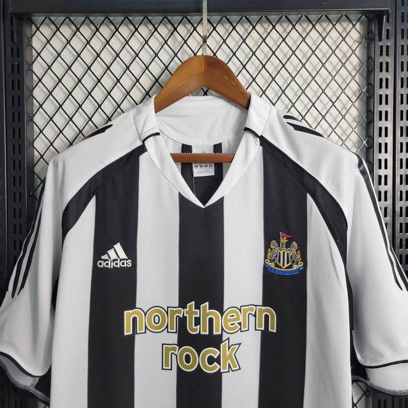 Camiseta retro de aficionado del Newcastle United (local) 04/06 para hombre - Blanco y negro