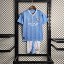 Camiseta y pantalón corto azul del Manchester City 23/24 para niño