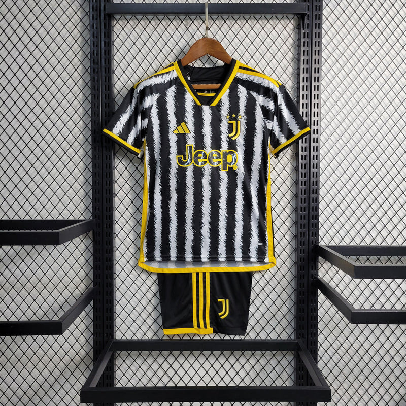 Camiseta y pantalón corto local de la Juventus para niños 23/24 - Blanco y negro