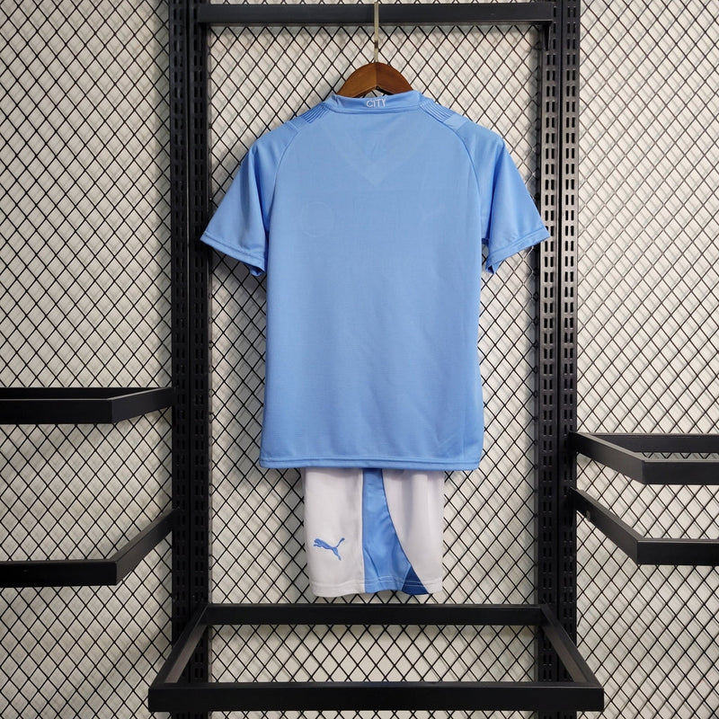 Camiseta y pantalón corto azul del Manchester City 23/24 para niño