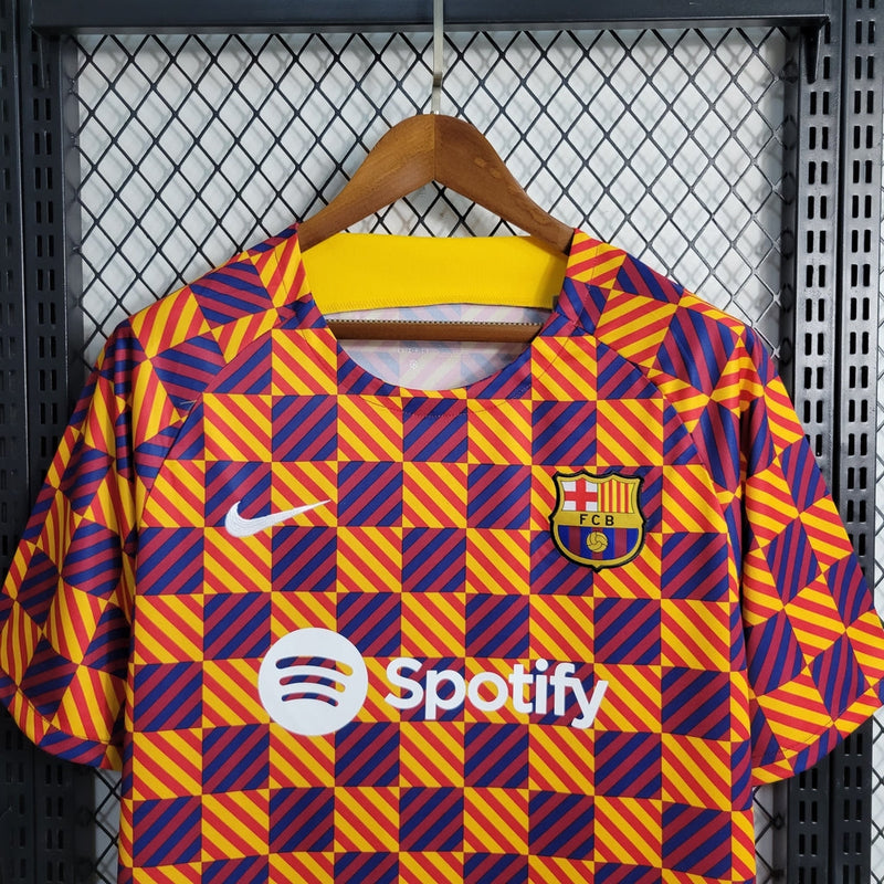 Camiseta de entrenamiento Nike para hombre del Barcelona 23/24 (amarillo y rojo)