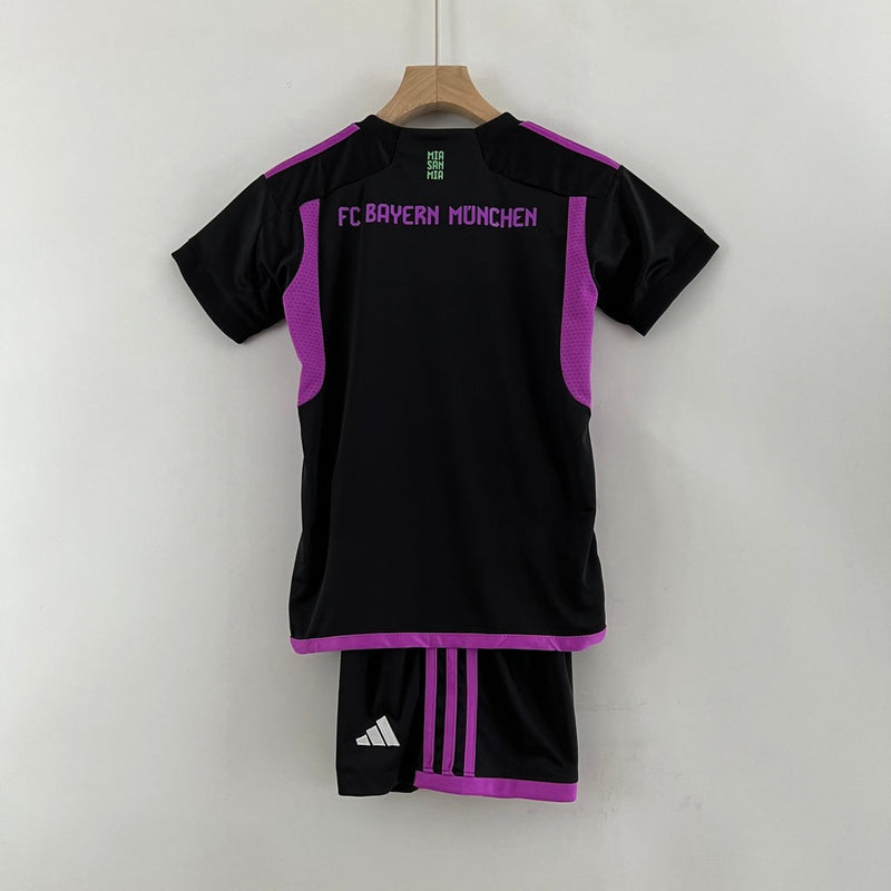 Camiseta y pantalón corto para niños del Bayern Múnich (visitante II, temporada 23/24) - Negro