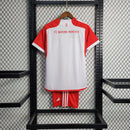 Camiseta y pantalón corto local del Bayern Múnich 23/24 para niños - Blanco y rojo