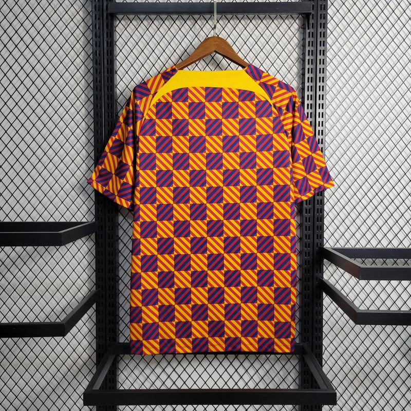 Camiseta de entrenamiento Nike para hombre del Barcelona 23/24 (amarillo y rojo)