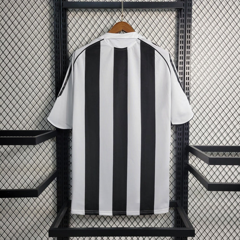 Camiseta retro de aficionado del Newcastle United (local) 04/06 para hombre - Blanco y negro