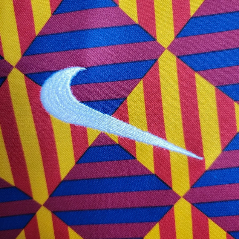 Camiseta de entrenamiento Nike para hombre del Barcelona 23/24 (amarillo y rojo)
