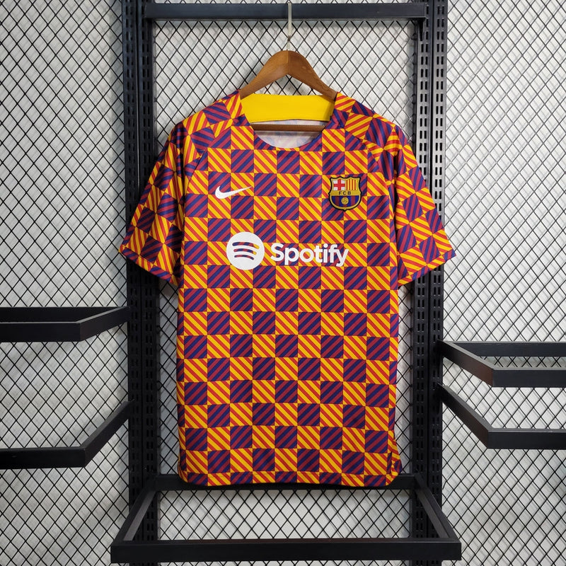 Camiseta de entrenamiento Nike para hombre del Barcelona 23/24 (amarillo y rojo)