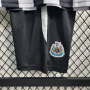 Camiseta y pantalón corto local del Newcastle United 23/24 - Blanco y negro
