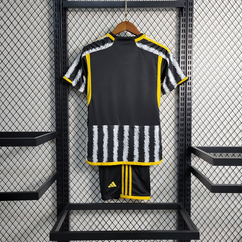 Camiseta y pantalón corto local de la Juventus para niños 23/24 - Blanco y negro