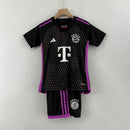 Camiseta y pantalón corto para niños del Bayern Múnich (visitante II, temporada 23/24) - Negro