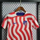 Camiseta y pantalón corto para niño del Atlético de Madrid 22/23 I - Rojo y blanco