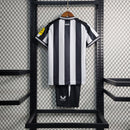Camiseta y pantalón corto local del Newcastle United 23/24 - Blanco y negro