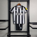 Camiseta y pantalón corto local del Newcastle United 23/24 - Blanco y negro